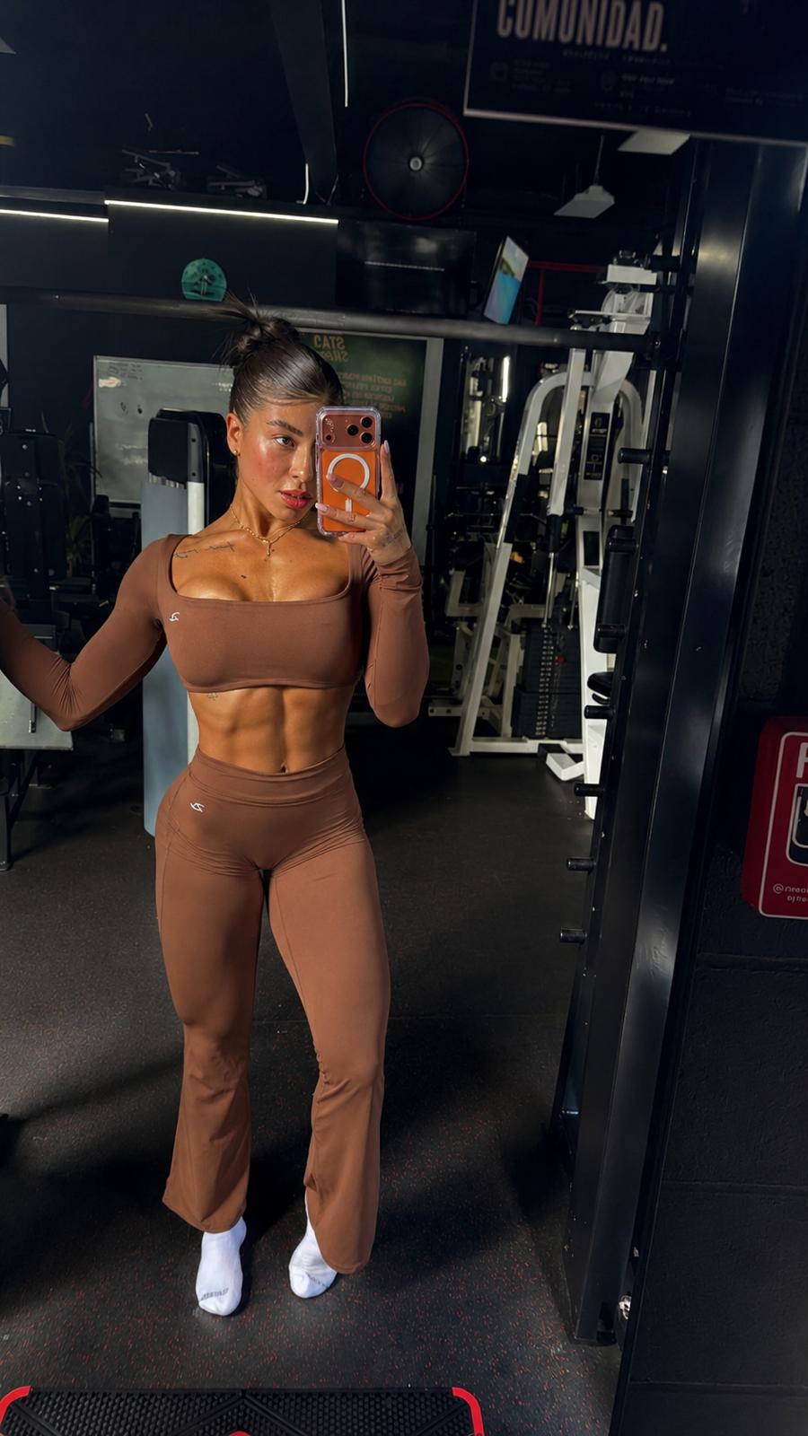 Conjunto DanFit manga larga y pantalón flare en tono mocha